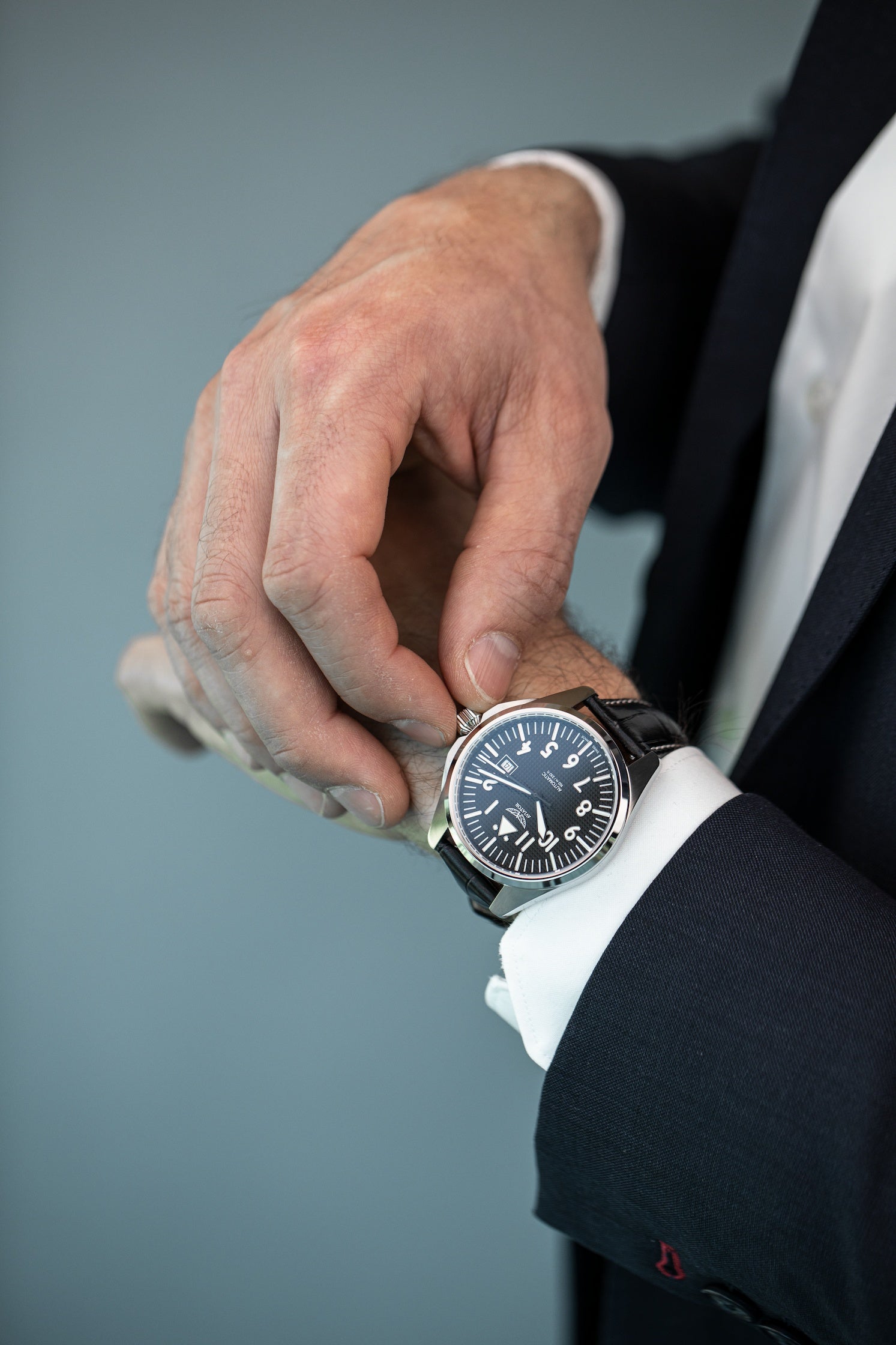 AVIATOR SWISS AIRACOBRA 43 AUTO V.3.39.0.333.4 watch