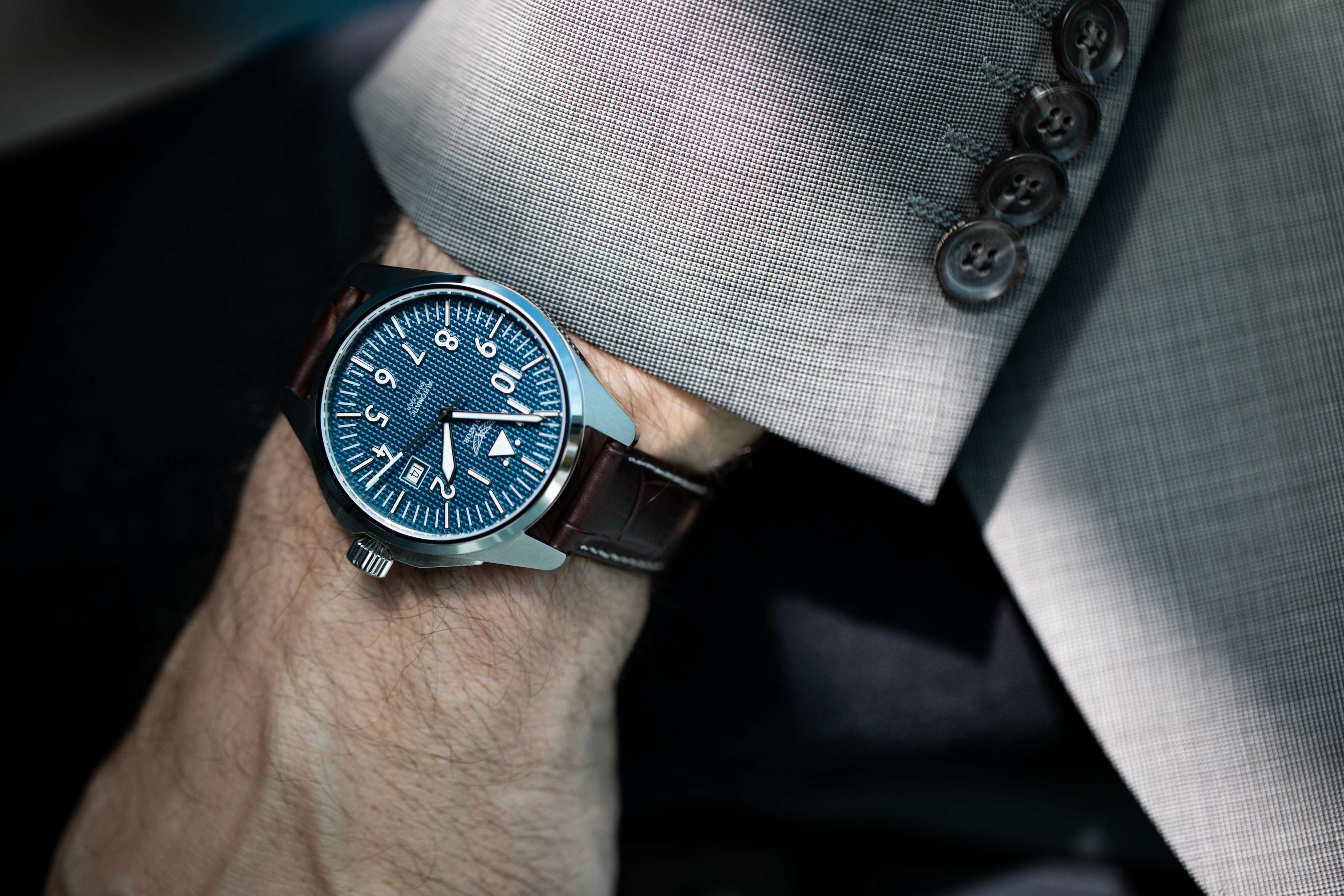 AVIATOR SWISS AIRACOBRA 43 AUTO V.3.39.0.334.4 watch