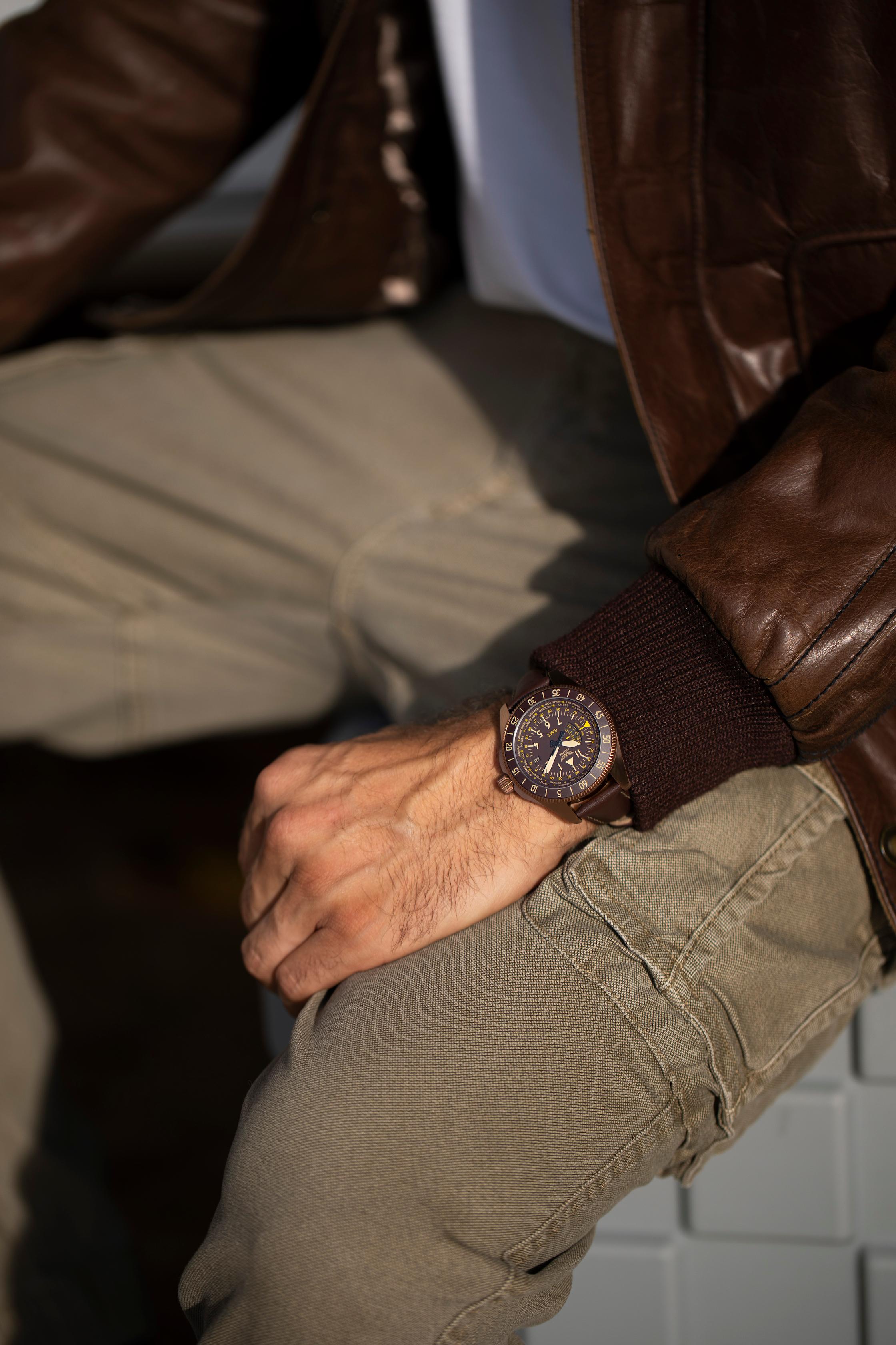 Hodinky AVIATOR SWISS AIRACOBRA GMT V.1.37.8.306.4